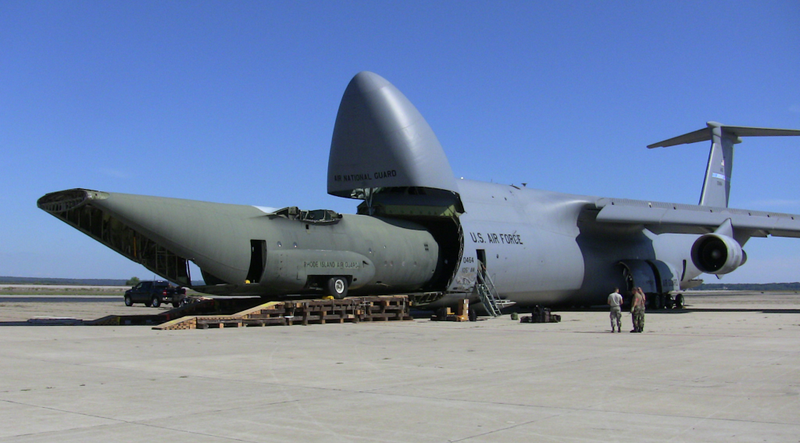 Illustration for article titled What It's Like To Fly America's Biggest Jet, The Gargantuan C-5 Galaxy